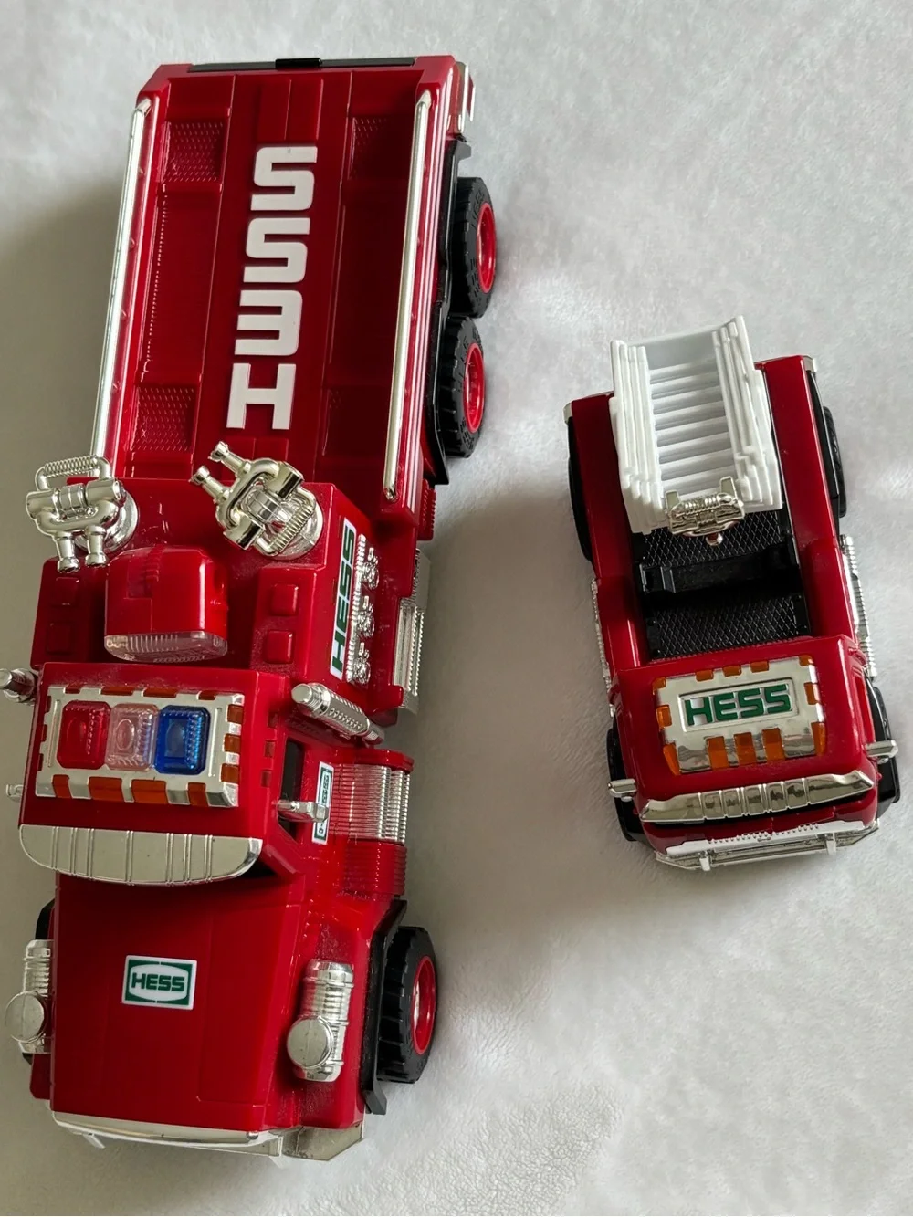 2015 Hess firetruck & ladder rescue vehicle